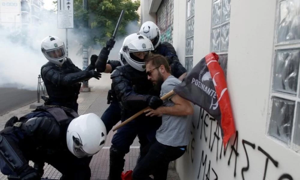 Ελεύθεροι οι συλληφθέντες της ΑΣΟΕΕ: Κατηγορίες για ένα κακούργημα και δύο πλημμελήματα